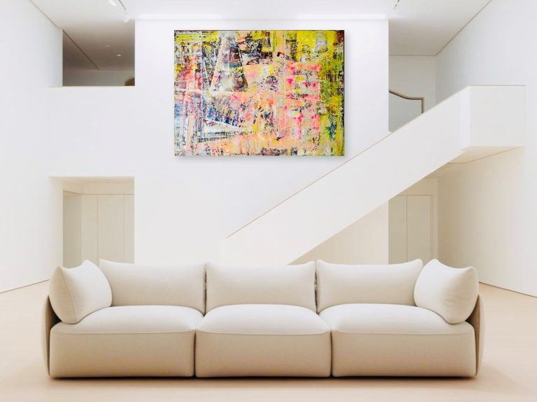 Helles Wohnzimmer mit einem beigen Sofa und buntem Kunstwerk an der Wand.